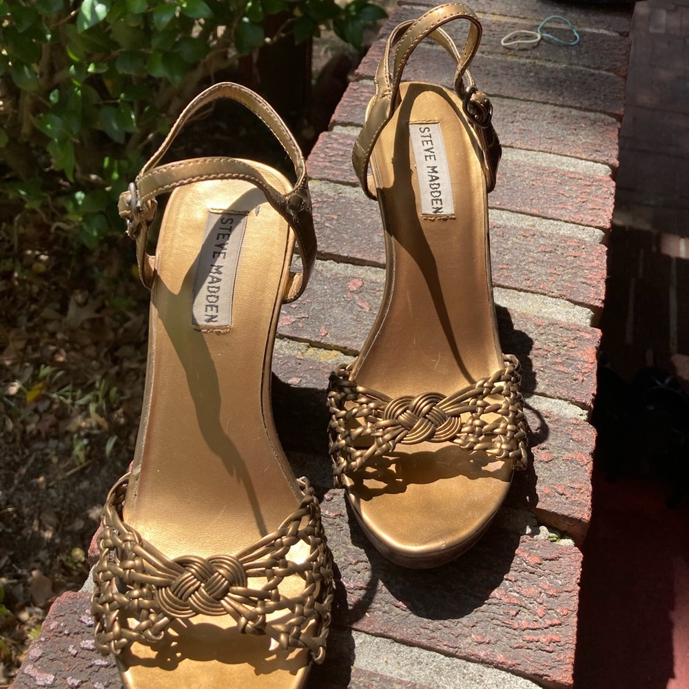 Steve Madden Gold Metallic wedge sandles size 7